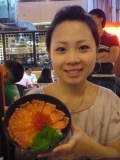 お寿司大好きなアユミと日本食レストランで。