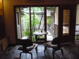 こちらはカフェコーナー。ここでお茶をいただきました。陰影のバランスがすごくいいでしょう。これぞ日本建築の良さなんですね。