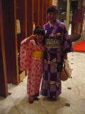 スタイリストの石川万名美さんと娘のナカちゃん。アンティーク着物の着こなしはさすが！