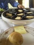この日のメインは、ラクレット。フランス・サヴォワ地方の名物料理で、溶かしたチーズをふかしたじゃがいもや野菜やパンと一緒に食べる。山荘でいただくにはピッタリのおもてなし料理だ。